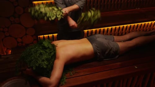 Profitez de la visite dans les bains publics. Un agent de bain fait fumer un visiteur masculin par Oak Brooms AntiStress Effect