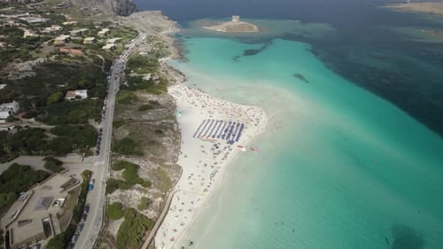 Luftaufnahme von La Pelosa, einem der schönsten Sandstrände an der Smaragdküste