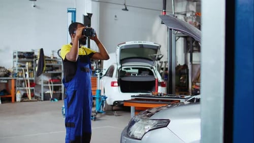 Autoservice-Mechaniker verwendet Vr