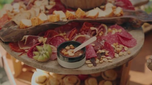 Gros plan d'un plateau de charcuterie gastronomique avec charcuterie, fromage et noix