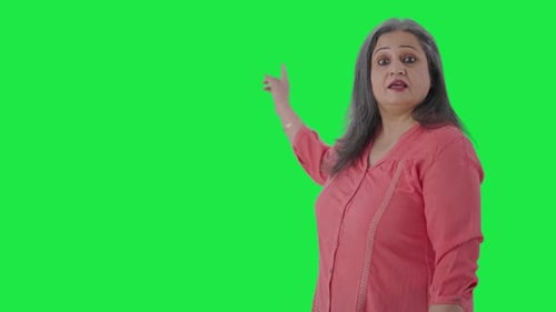 Periodista india de alto rango apunta hacia la pantalla verde