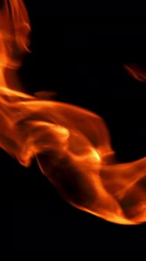 Zungen des hellen Feuers auf schwarzem Hintergrund, gefilmt mit einer Hochgeschwindigkeitskamera mit 1000 Bildern pro Sekunde