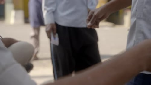 Personnel de police vérifiant la carte d'identité des électeurs, élections législatives du Bihar