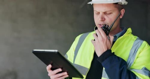 Radio, Tablet und Auftragnehmer mit Mann auf der Baustelle für das Projektmanagement
