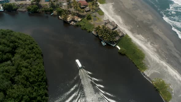 Crucero en barco por el río Acome hasta El Paredón en Guatemala ...