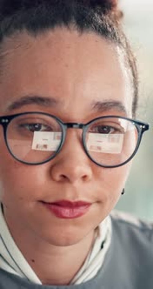 Frau, Brille und Lektüre am Computer im Büro für Recherche, Texterstellung und Feedback der Redaktion