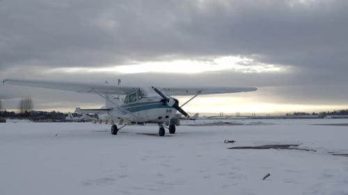 Vue fixe d'un avion à hélices Cessna C172 par une journée d'hiver enneigée