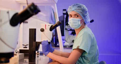 Embryologe führt künstliche Befruchtung im Labor durch