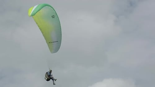 Ein Gleitschirm, der von einem Berg abhebt