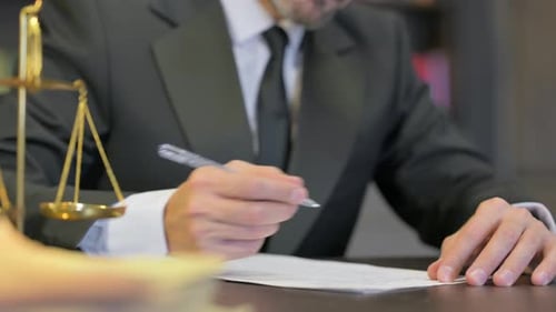 Primer plano de un abogado que intenta escribir una carta