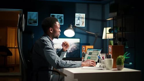 Jeune adulte noir travaillant à distance et organisant l'information