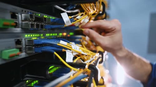 Nahaufnahme von Hand, die das Internet repariert.