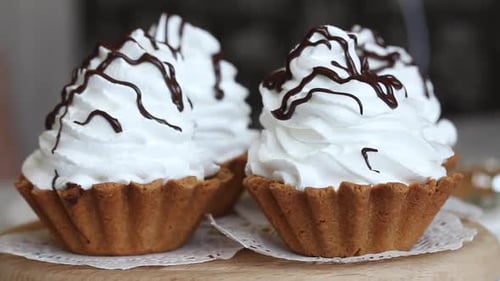 Kuchenkorb mit Schokoladen- und Buttercreme. Dreht sich in der Betrefftabelle. Von der Seite genommen.