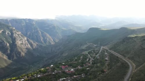 Vue aérienne de la région de Syunik, Arménie. Vue par drone du village de Halidzor dans
la province de Syunik.