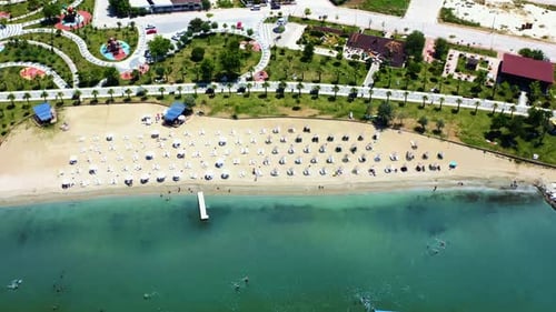 Vue aérienne d'une magnifique baie sur l'île de Marmara. Turquie. 4K. 2