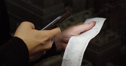 Escaneo de recibos de gastos empresariales con smartphone