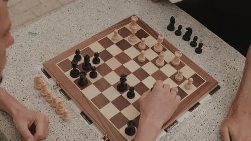 Amigos jogando xadrez ao ar livre