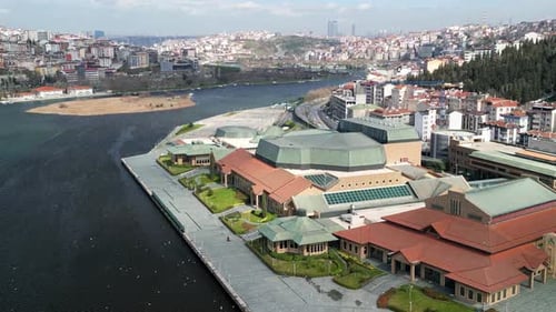 Centre de congrès Halic à Istanbul, vol à basse altitude par drone, zoom arrière