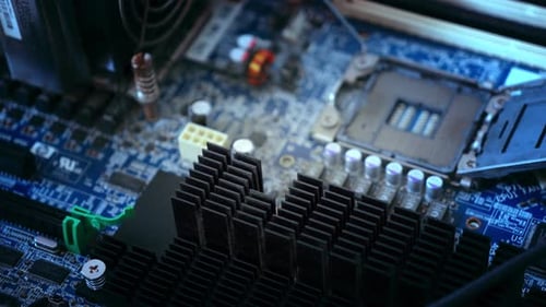 Hauptplatine eines Workstation-Computers mit Prozessoren und Speicher