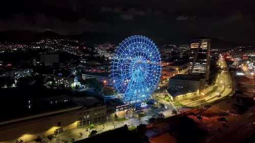 Nachtlandschaft mit beleuchtetem buntem Riesenrad in Rio de Janeiro, Brasilien
