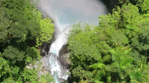 Experience the Majestic Waterfall in Costa Rica Stunning Views of Nature in