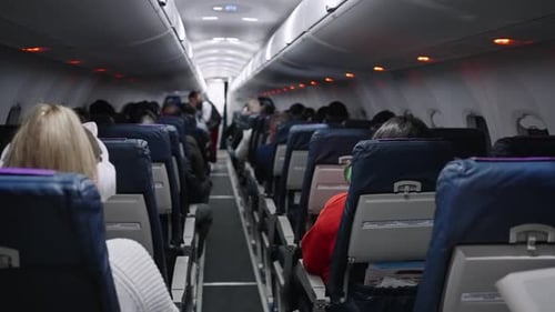 Pasajeros sentados en los asientos del avión durante el vuelo