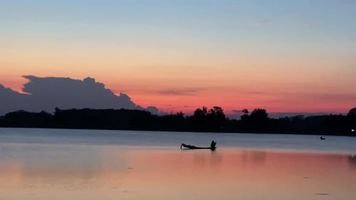 Wunderschöner Sonnenuntergang und See