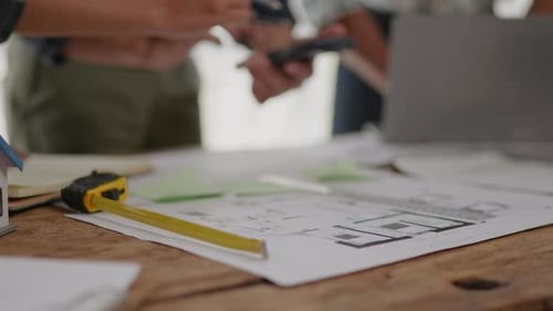Nahaufnahme der Hände des Unternehmens beim Verkauf und Kauf von Hauseigentum.