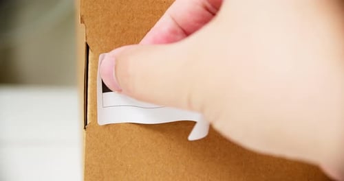 Placing "Made in Estonia" Sticker on Box