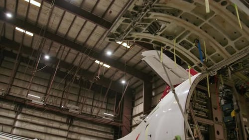 Aviones en construcción en un hangar