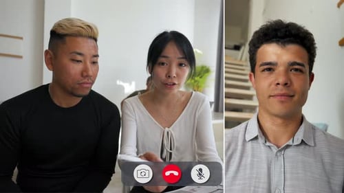 Discussion en ligne engageante entre trois amis à propos d'idées de projets