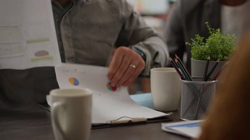 Pessoas de negócios analisando informações de pesquisa em documentos