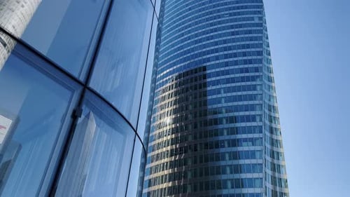 Gebäude reflektiert auf Glas Wolkenkratzer in Paris Grauer Wolkenkratzer in Paris Offenes Glas links Blauer Himmel