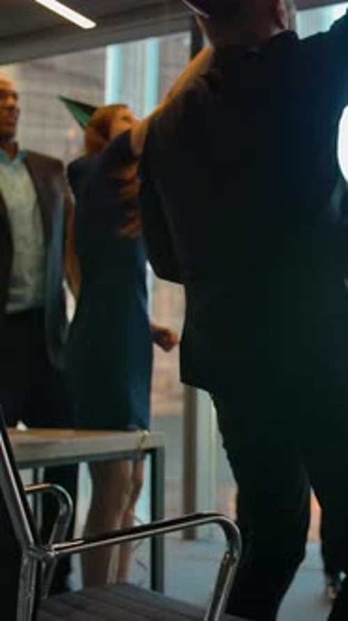 Vertical de funcionários felizes comemorando aniversário no escritório com Serpentine