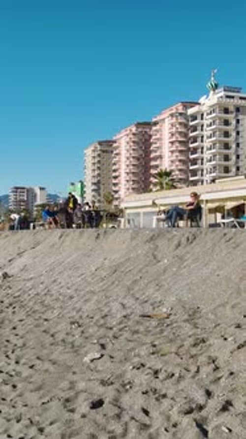 Villas blancas con vista aérea que se elevan a lo largo de la costa mediterránea