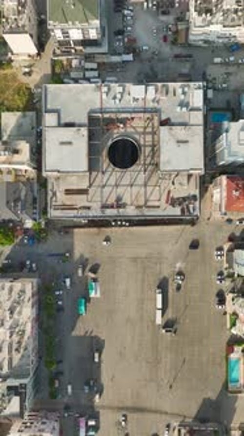 Vídeo vertical del edificio sueña con una vista aérea de un complejo comercial costero en construcción