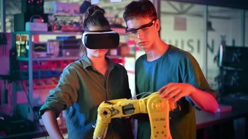 VR Robotics: Young Adults Innovating with Robotic Arm