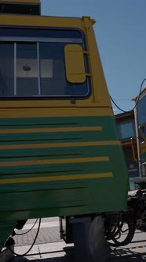 La verticale d'un train de voyageurs arrive à la gare et s'arrête pour transporter des personnes