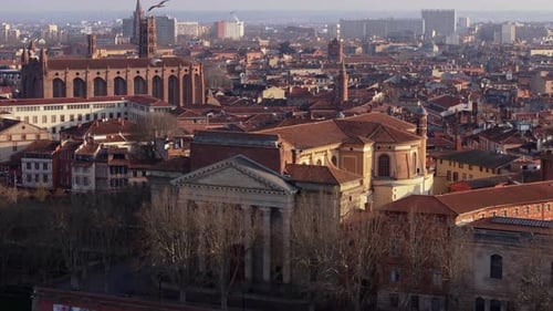 Paisagem urbana do centro da cidade de Toulouse ao pôr do sol com Notre Dame De La Daurade e Couvent Des
