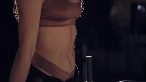 Junge Fitnessfrau führt Übungen mit einem Trainingsgerät durch
