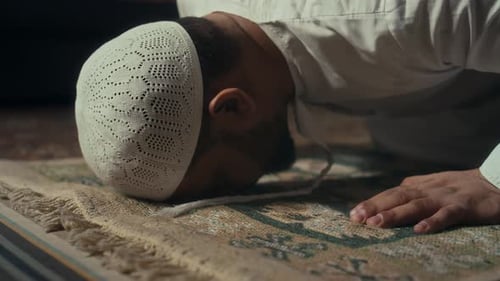 Muslimischer Mann nimmt während des Namaz die Position des Sujud ein