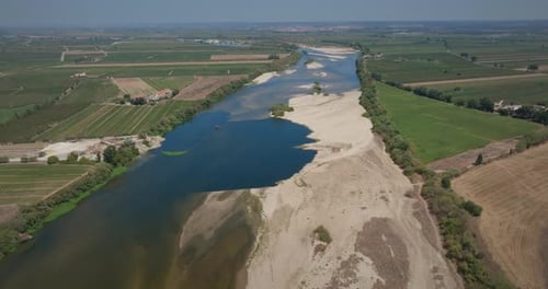 Trockener Fluss im Sommer, lange Luftaufnahme