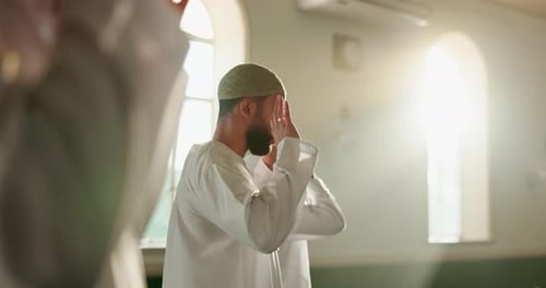 Islam-, Männer- und Gruppengebet in der Moschee für Frieden, Glauben oder Dankbarkeit gegenüber Allah im heiligen Tempel