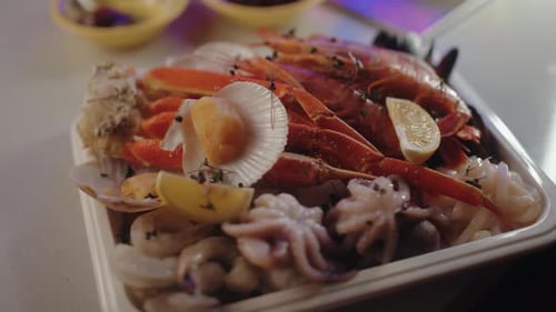 Assiette de fruits de mer avec cuisses de crabe, crevettes et pétoncles