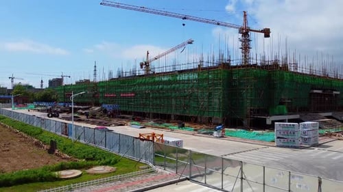 Imagen aérea inclinada hacia arriba de la obra de construcción de un nuevo gimnasio en la Universidad Jiaotong de Beijing (BJTU), N.