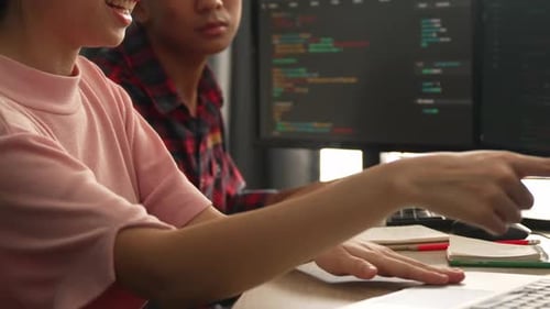 Backend-Softwareentwickler in Zeitlupe, Ingenieur, der Code schreibt. Aufkeimend