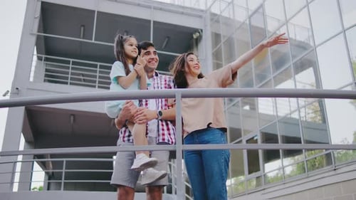 Una alegre familia urbana se une al aire libre entre la arquitectura moderna creando recuerdos duraderos y