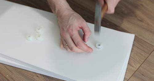 Mann baut Möbel zusammen, erwachsener Handwerker, Nahaufnahme, Hände, repariert zu Hause