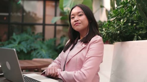 Femme professionnelle travaillant à l'extérieur sur ordinateur portable