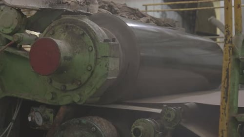 Alte Produktionsanlagen stellen in der Papierfabrik Papiermaschinenwellen her